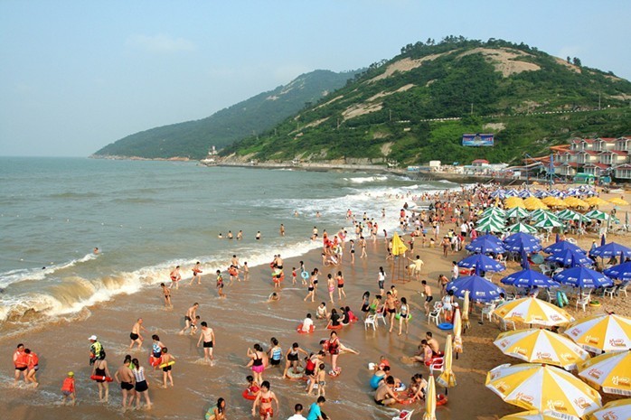 政府支持&middot;連云港連島海濱浴場(chǎng)免門(mén)票了!浪漫連島+蘇馬灣+大沙灣一日游99元/人&middot;送洗衣液一袋(2KG),送價(jià)值78元洋河酒1瓶